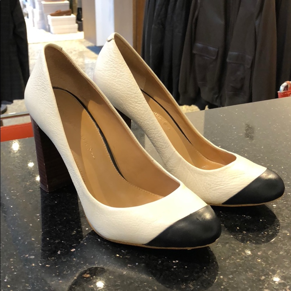 Banana Republic Two-tone leather pumps. Size 6.5